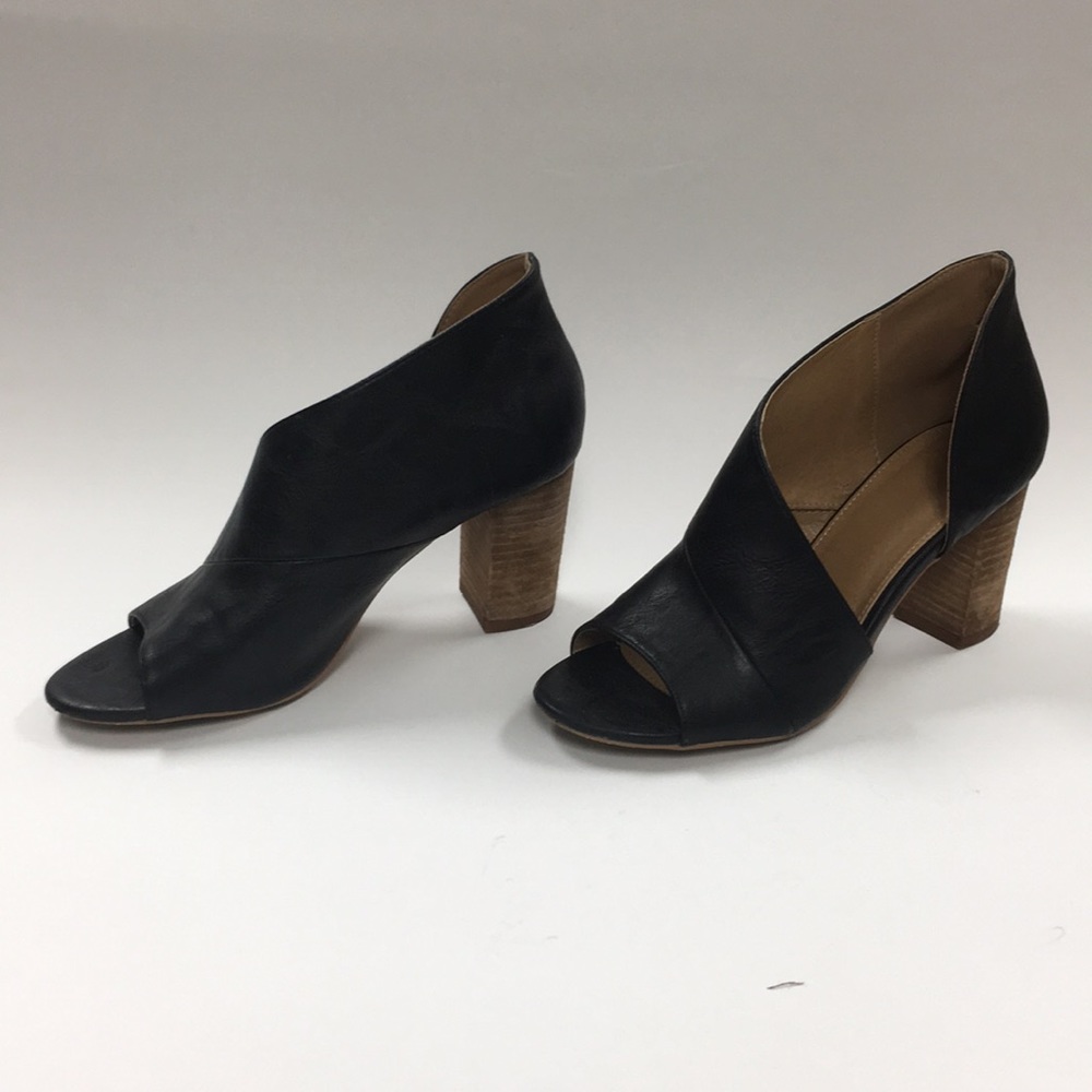 Open toe with side slit leather shoes